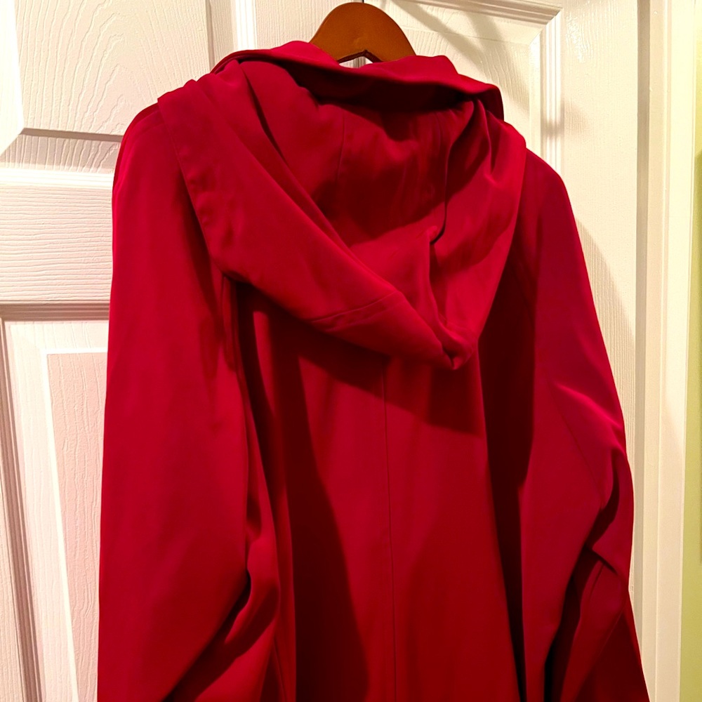 London Fog 3/4 length rain coat Looks brand new, no stains - perfect condition!